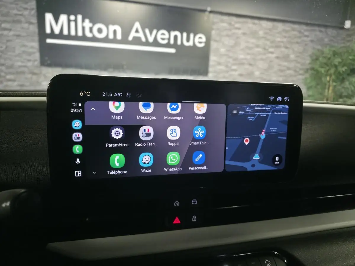 Écran tactile central du tableau de bord de la Fiat 600 rouge 2024 affichant navigation et applications connectées.