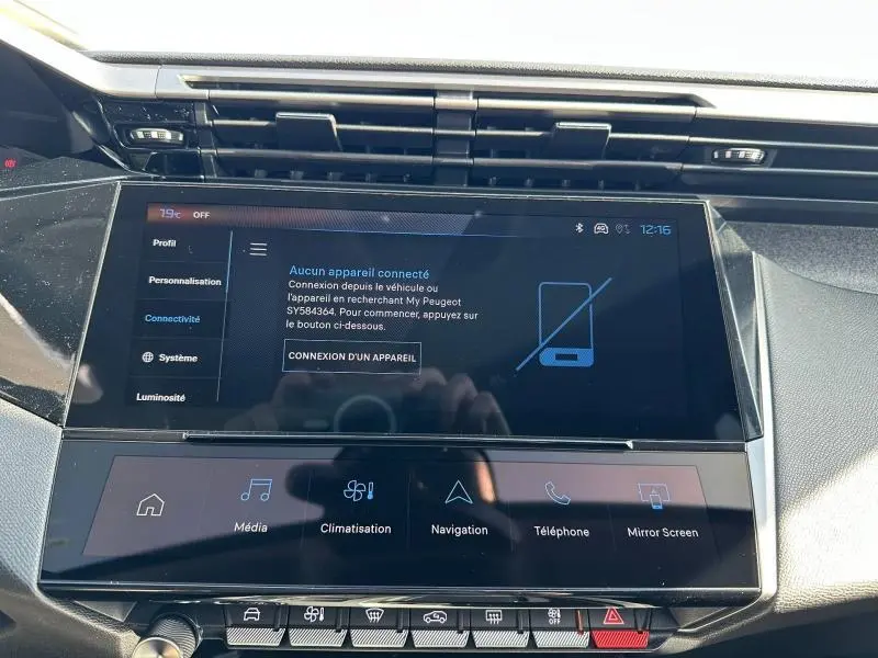 Écran tactile central de la Peugeot 308 2025 gris Artense, affichant le menu de connectivité et climatisation.
