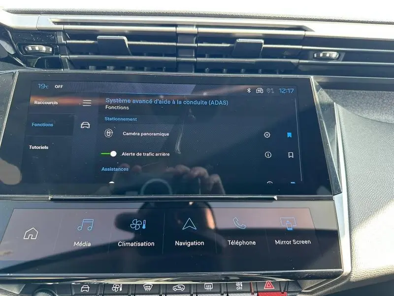 Vue rapprochée de l'écran tactile central du tableau de bord de la Peugeot 308 2025, affichant les aides à la conduite.
