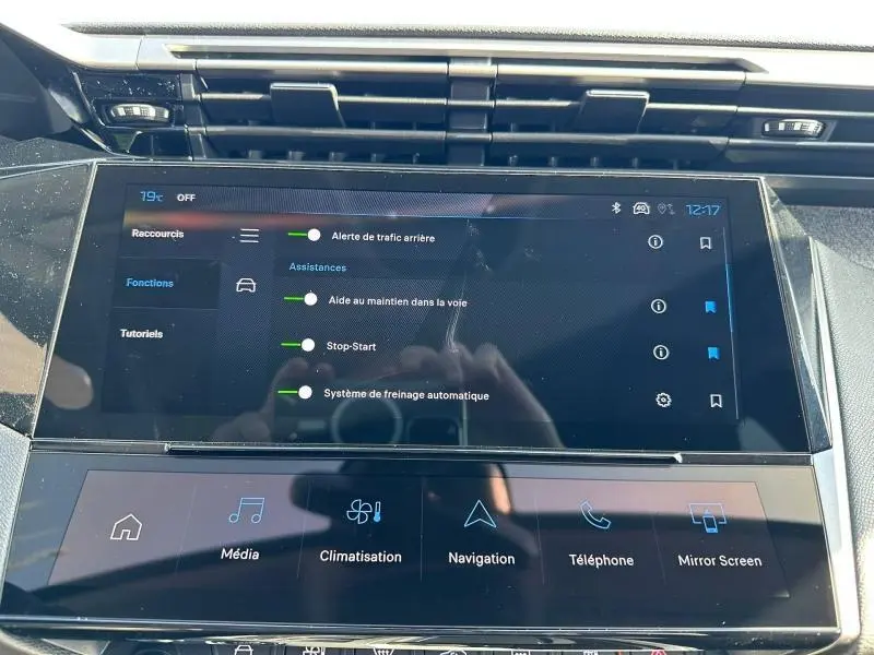 Écran tactile central de la Peugeot 308 2025 affichant les aides à la conduite, vue de face en intérieur.
