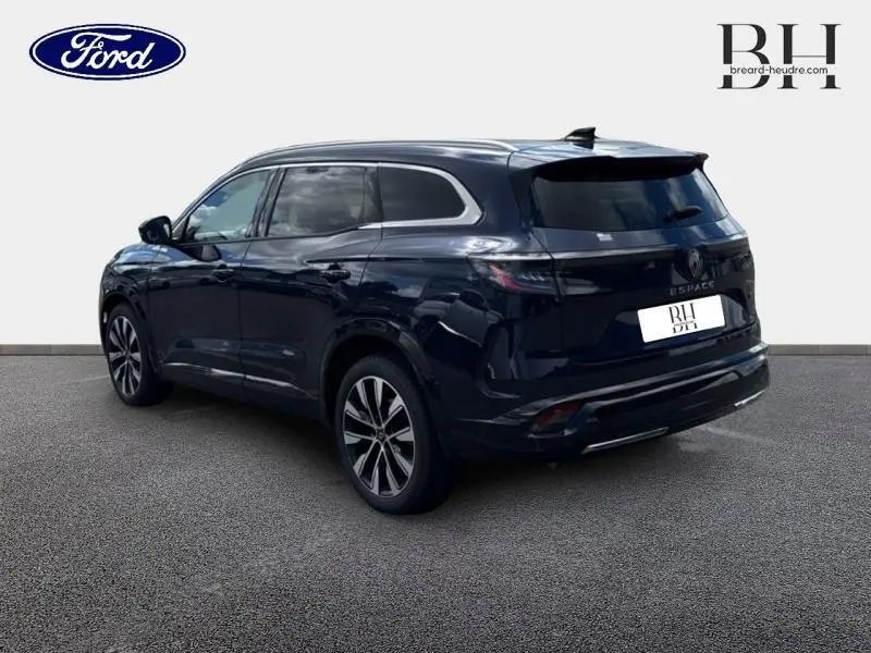 Vue 3/4 arrière droite d'un Renault Espace 2024 bleu foncé avec vitres surteintées et jantes alliage.