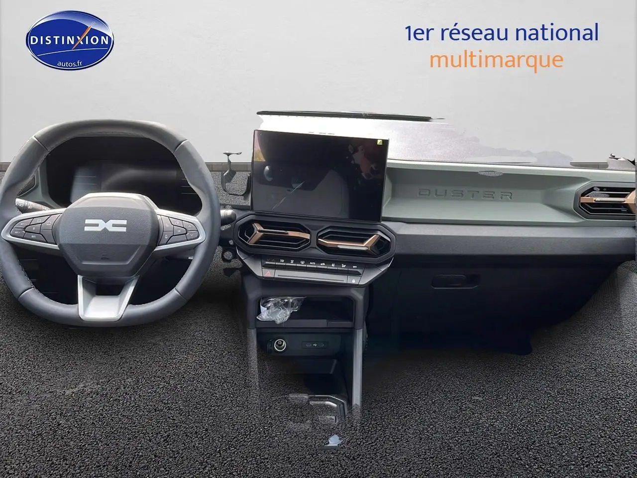 Tableau de bord et volant multifonction du Dacia Duster 2025 avec écran tactile et aérateurs hexagonaux cuivrés.