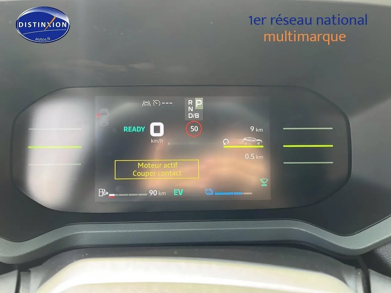 Tableau de bord numérique du Dacia Duster 2025 affichant la vitesse, mode prêt et autonomie, vue frontale rapprochée.