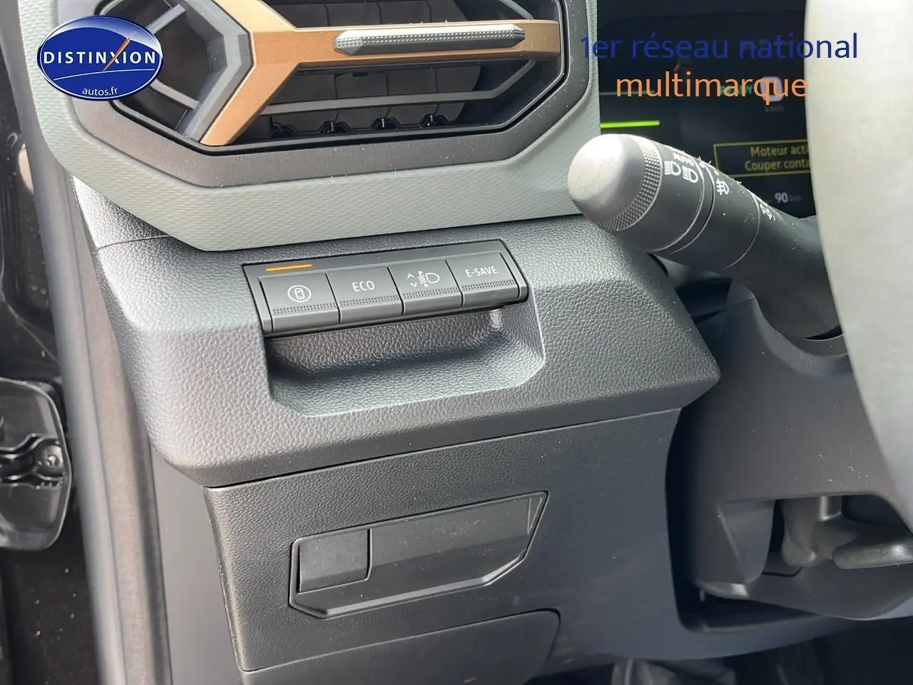 Détail intérieur côté gauche du tableau de bord noir du Dacia Duster 2025 avec commandes eco et e-save visibles.