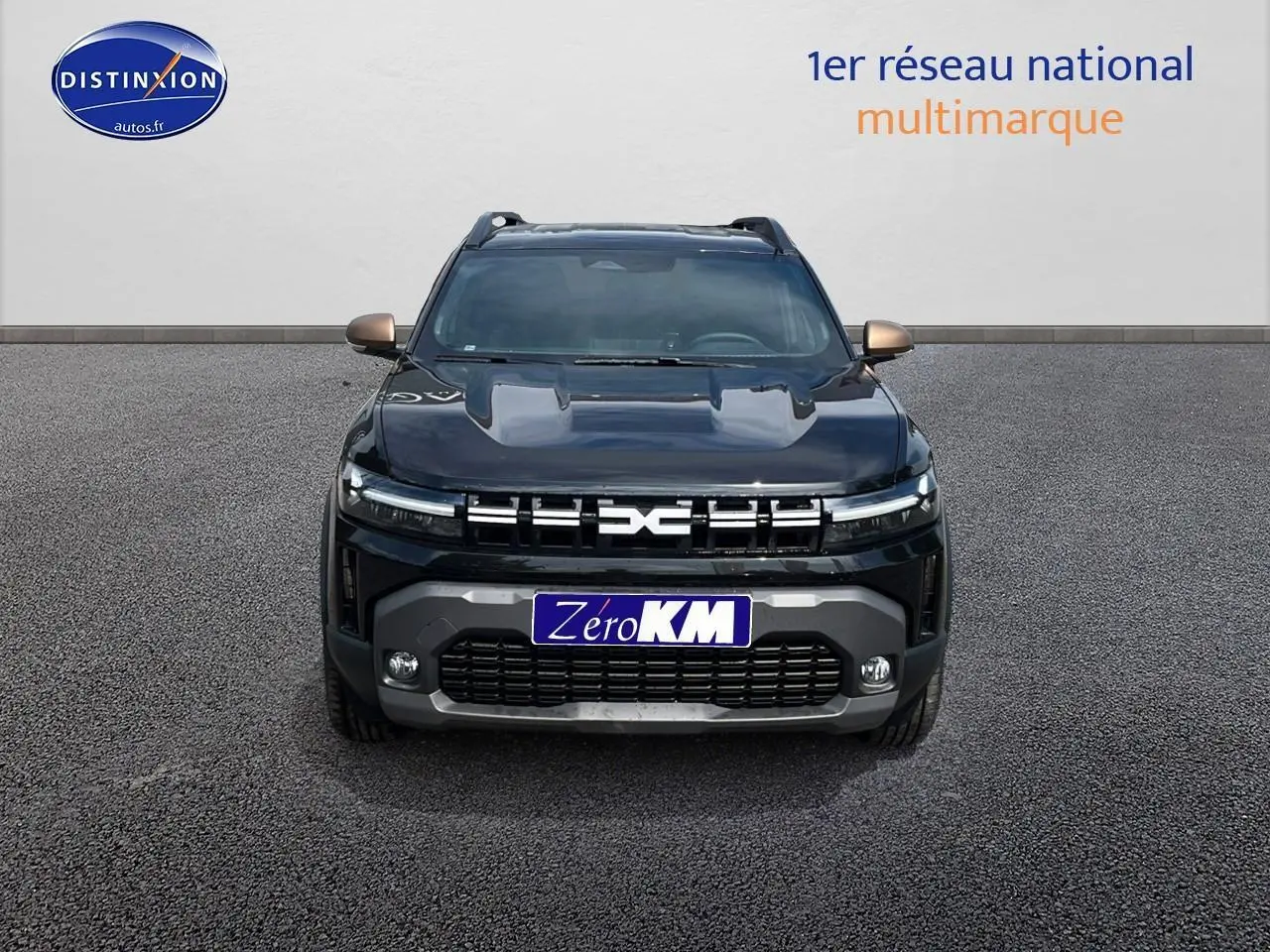 Vue de face du Dacia Duster noir 2025 avec calandre distinctive et rétroviseurs couleur bronze.