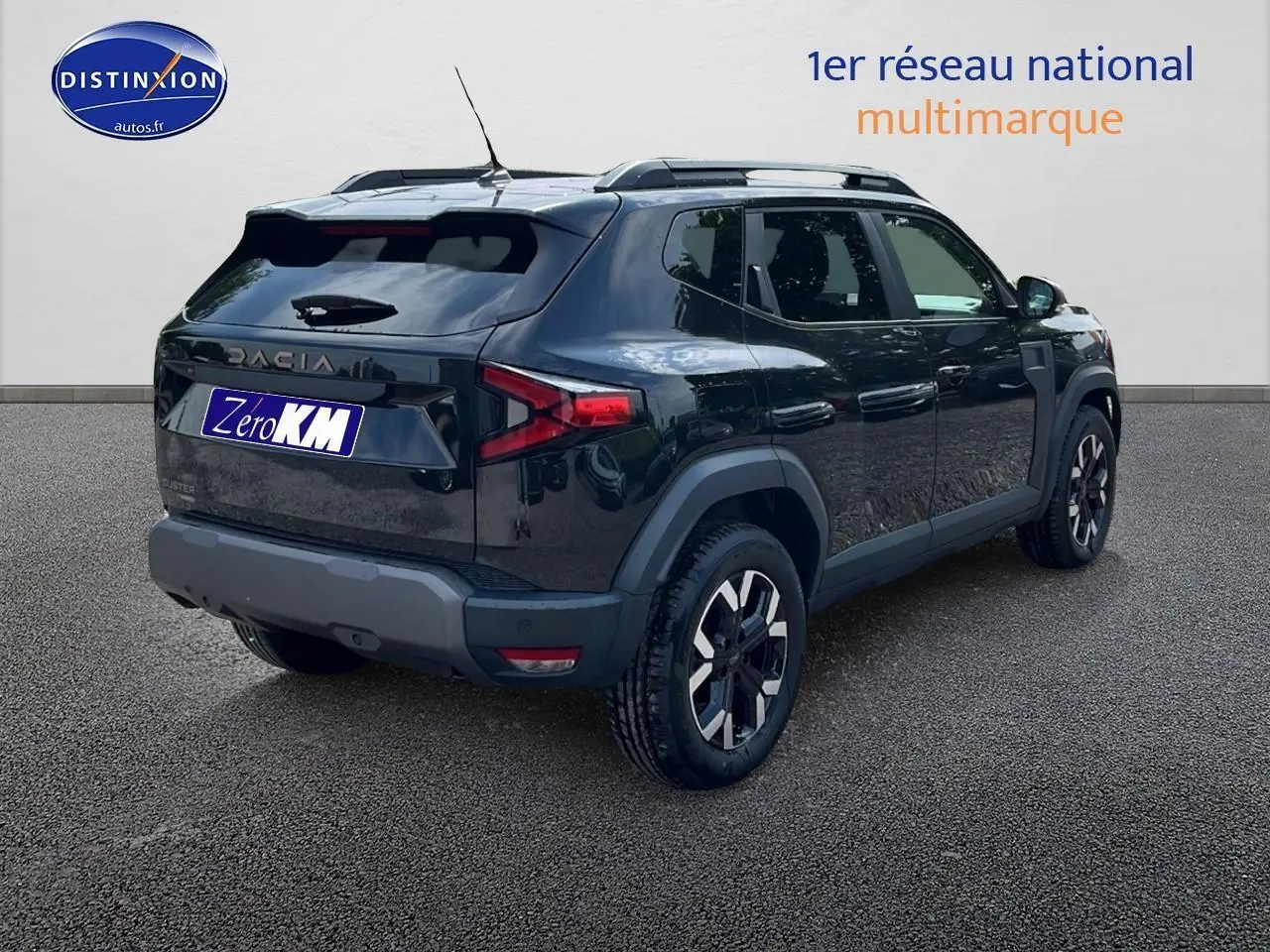 Vue 3/4 arrière droite du Dacia Duster noir 2025 avec barres de toit et jantes alu distinctives.