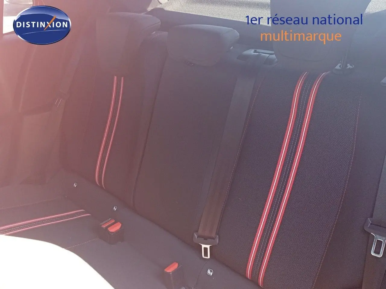 Vue rapprochée de la banquette arrière noire avec surpiqûres rouges de l'Opel Corsa 2023 toit noir et rouge Kardio Metal.