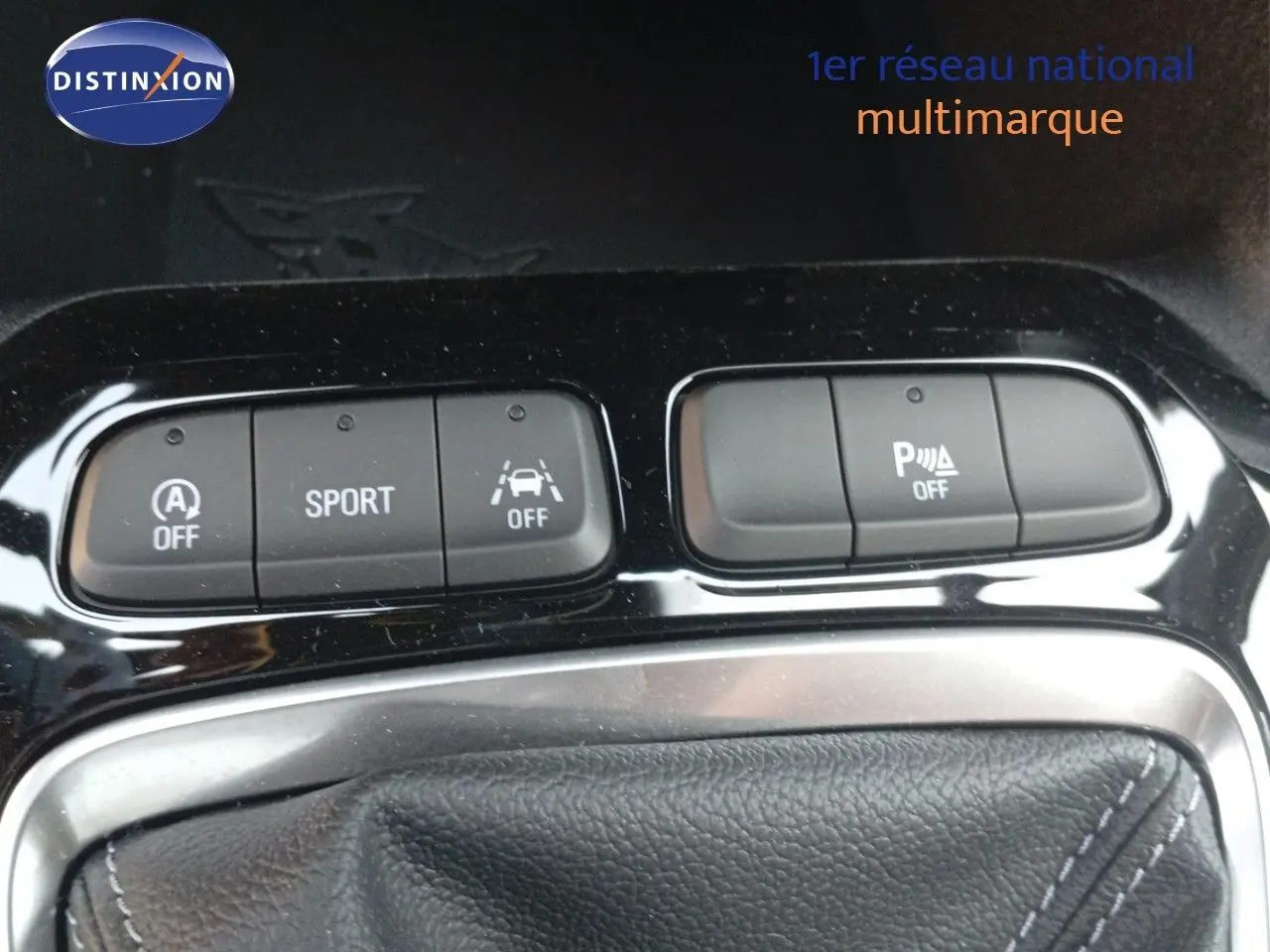 Gros plan sur les boutons de commande du mode Sport et assistance à la conduite dans l'habitacle d'une Opel Corsa rouge 2023.