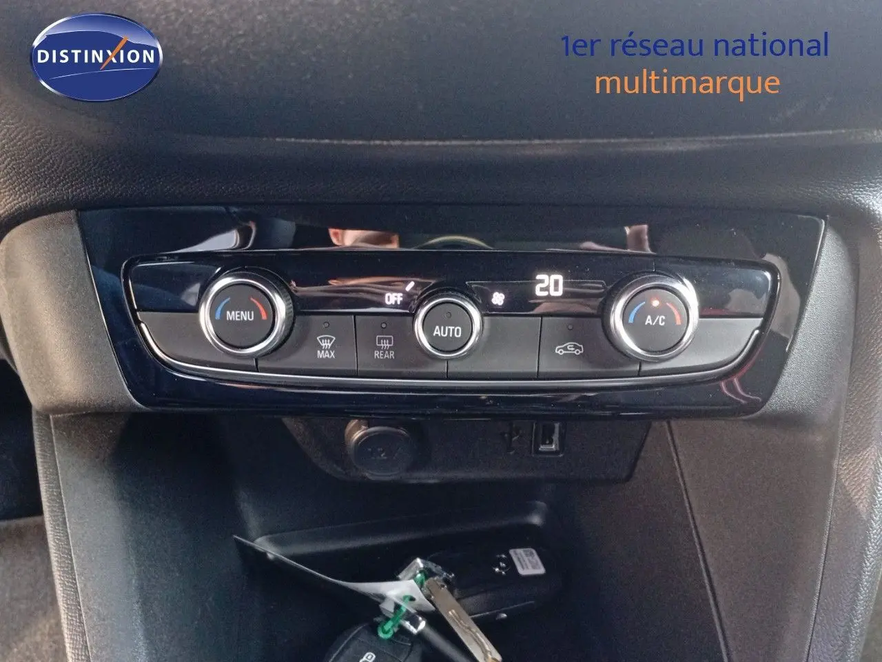 Vue rapprochée de la console centrale de l’Opel Corsa rouge Kardio métal avec commandes de climatisation digitale à 20 degrés