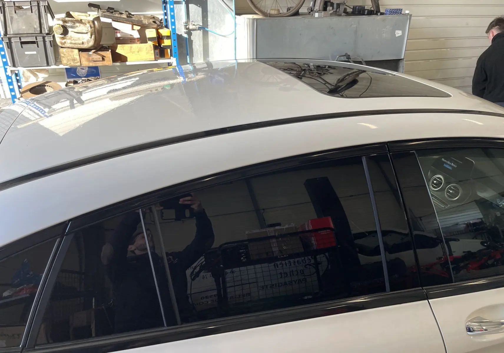 Vue latérale côté gauche du Mercedes GLC Coupé blanc 2019 avec toit ouvrant panoramique et vitres teintées.