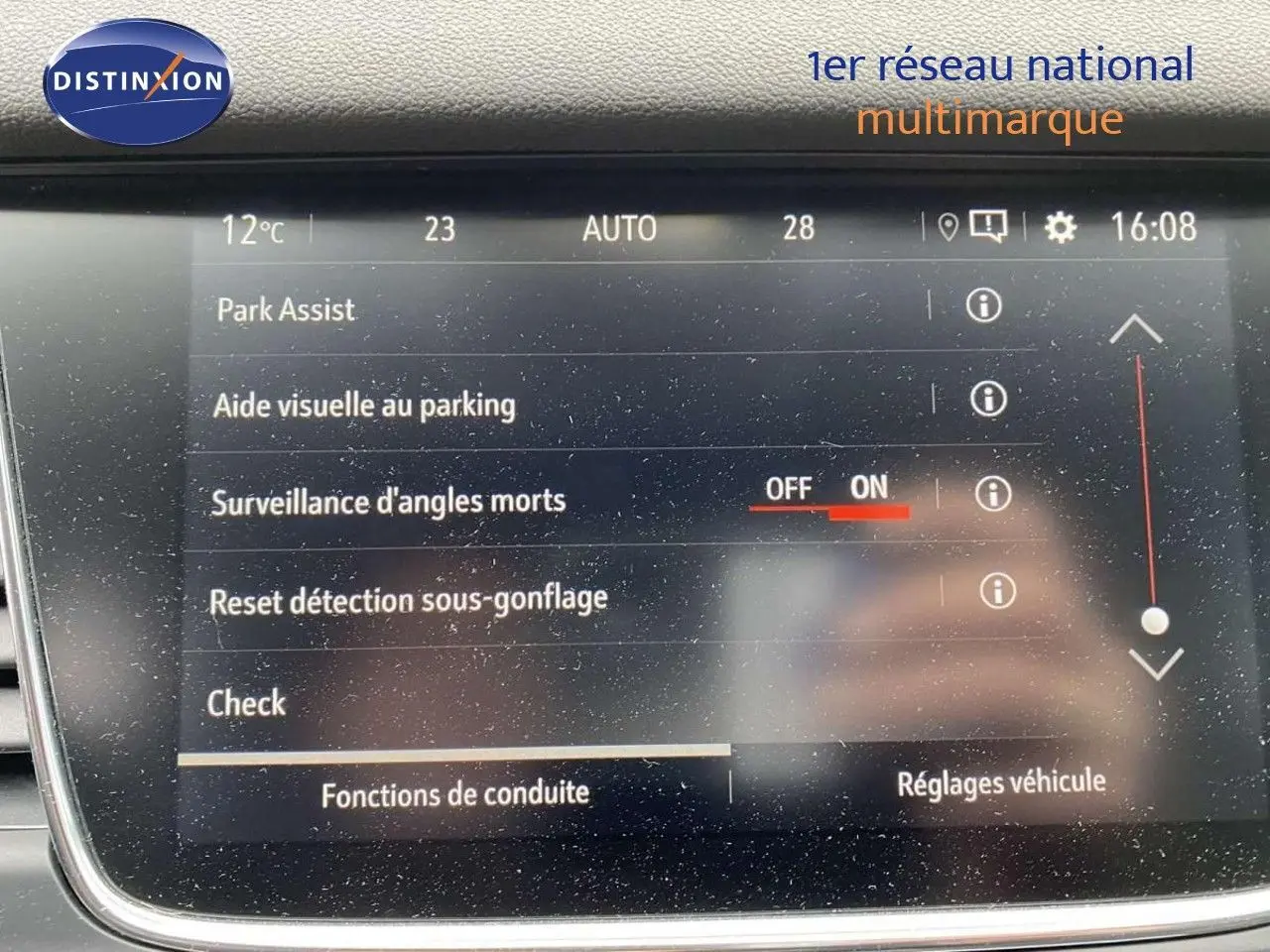 Écran tactile intérieur affichant les réglages d’aide à la conduite du SUV Opel Grandland X 1.6 Hybrid Turbo 2021.
