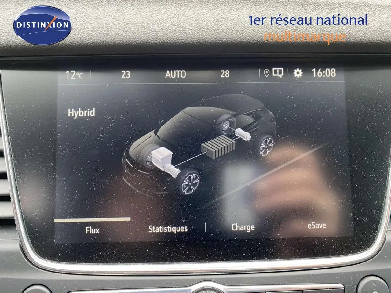 Écran central de l’Opel Grandland X 1.6 Hybrid Turbo 2021 affichant le schéma du système hybride en vue de dessus.