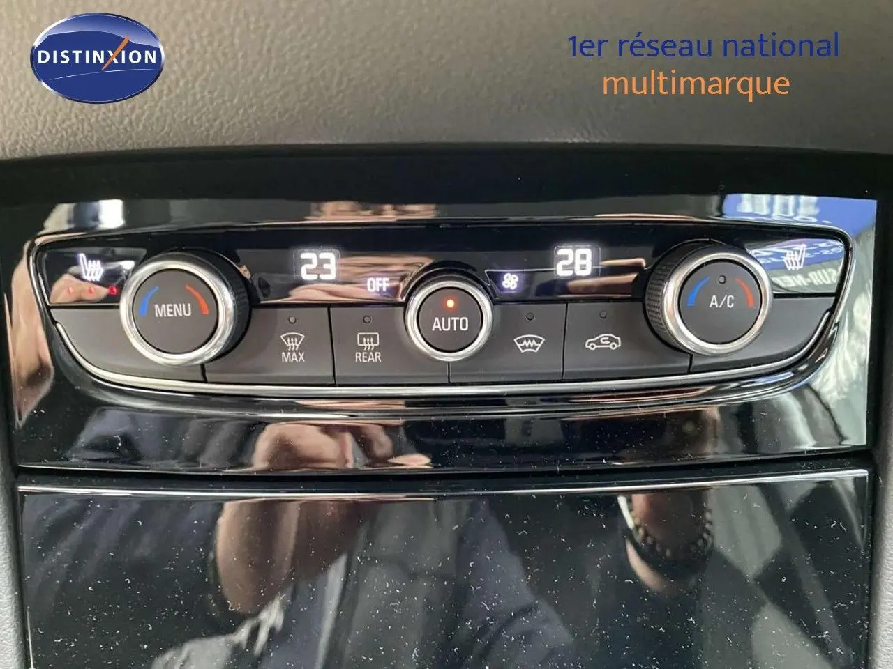 Panneau de commande de la climatisation du Opel Grandland X 2021 en finition Ultimate, avec réglages numériques et boutons tactiles.