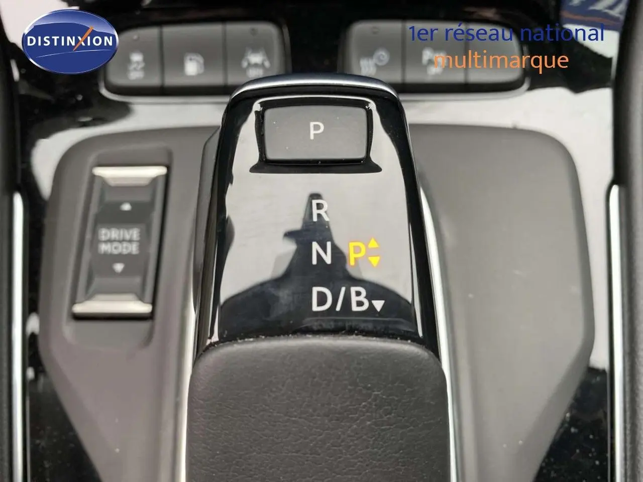 Gros plan sur le levier de vitesses automatique noir brillant de l’Opel Grandland X 1.6 Hybrid Turbo, avec bouton Drive Mode visible.