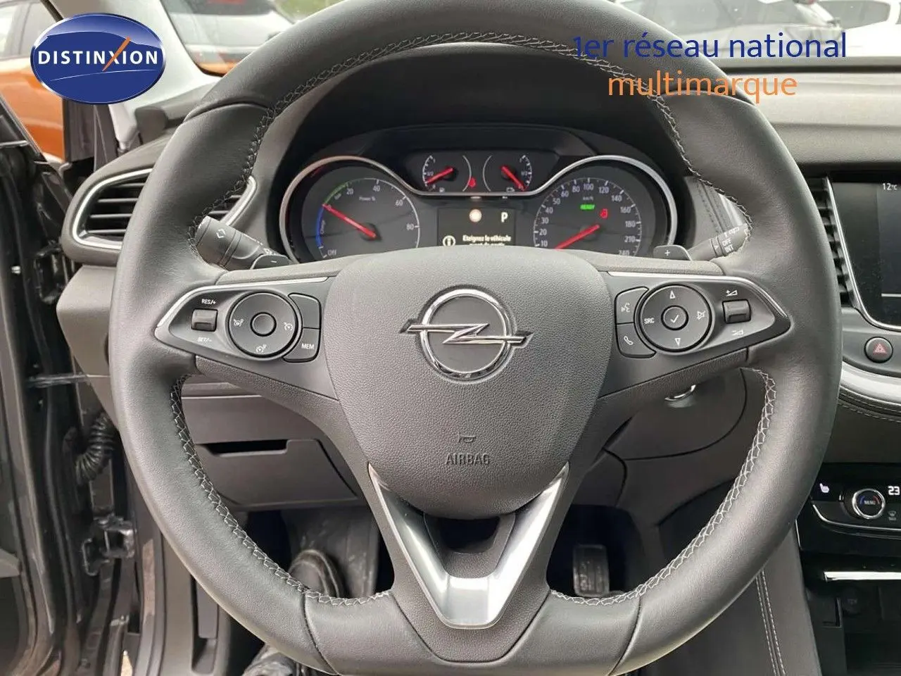 Vue rapprochée du volant en cuir noir de l'Opel Grandland X 1.6 Hybrid Turbo 2021 avec tableau de bord visible.