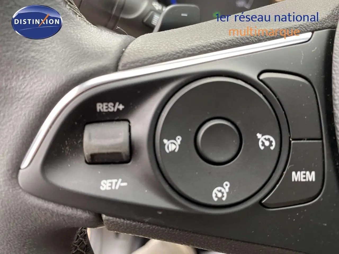 Gros plan sur les commandes au volant noir de l’Opel Grandland X 2021, version hybride, avec boutons de régulateur de vitesse.