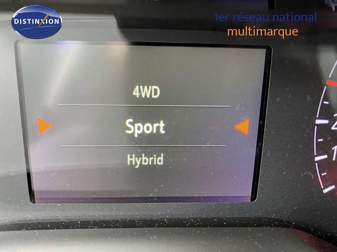 Écran du tableau de bord d'un Opel Grandland X 2021 affichant le mode de conduite Sport en hybride.
