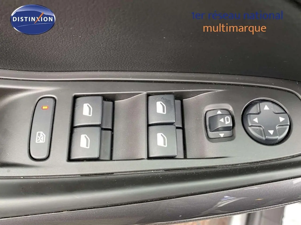 Gros plan sur les commandes des vitres et rétroviseurs côté conducteur de l’Opel Grandland X Pierre de Lune Métal.