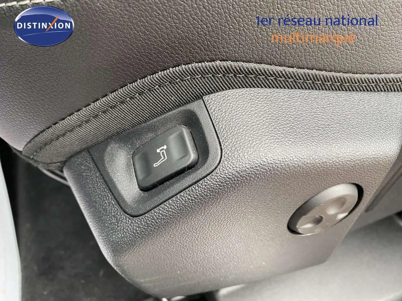 Bouton de réglage électrique de siège en gros plan sur la partie latérale d’un Opel Grandland X 2021 couleur pierre de lune métal.