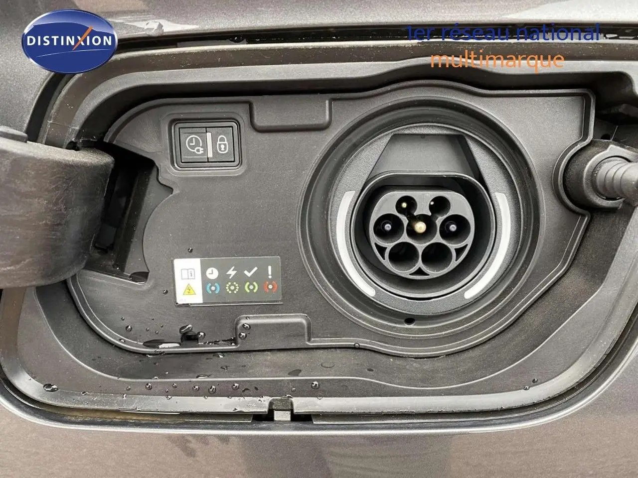 Prise de recharge hybride de l’Opel Grandland X 1.6 Hybrid Turbo 300 AT8 Ultimate, vue rapprochée côté gauche.