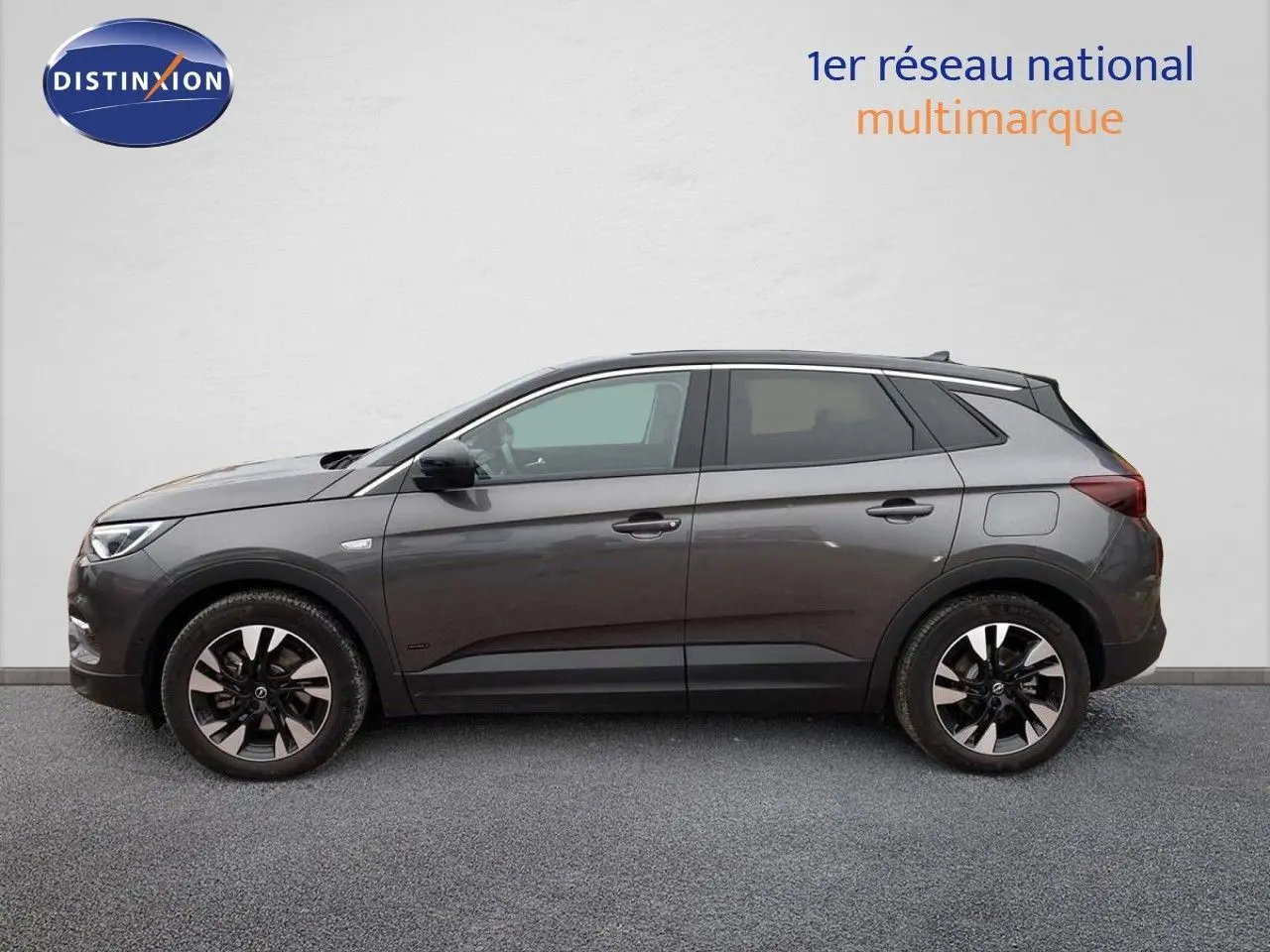 Opel Grandland X 1.6 Hybrid Turbo 2021 en pierre de lune métal, vue profil côté gauche sur fond neutre.