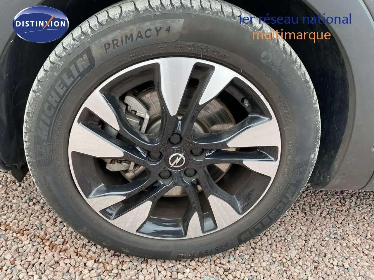 Gros plan sur la roue avant gauche de l’Opel Grandland X 1.6 Hybrid Turbo 300, jante bi-ton noir et argent.