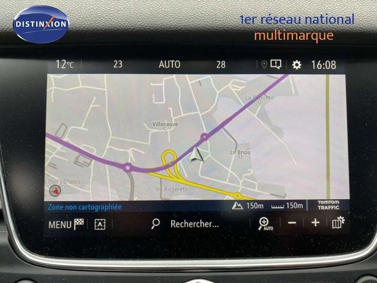 Écran tactile de navigation de l’Opel Grandland X 1.6 Hybrid Turbo 300 AT8 Ultimate, vue intérieure centrée.