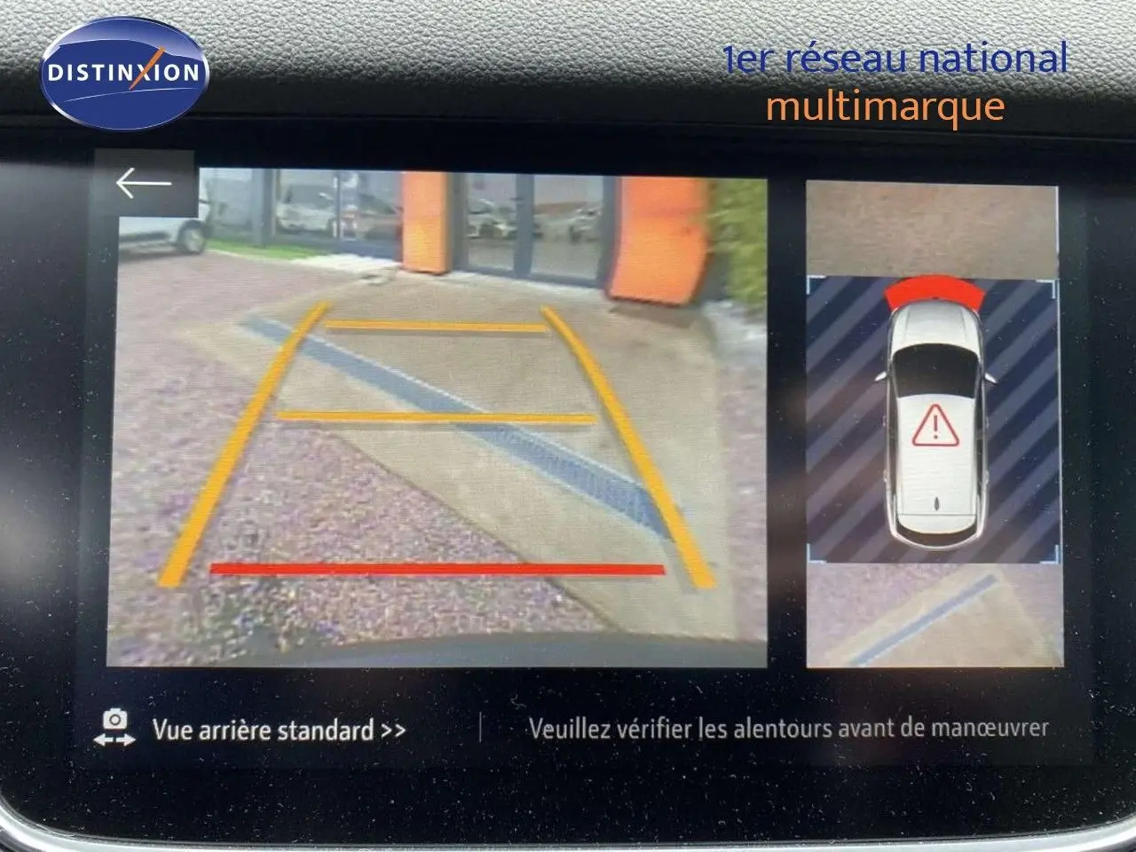 Affichage caméra de recul de l’Opel Grandland X pierre de lune métal, vue arrière avec lignes de guidage et alerte obstacle.