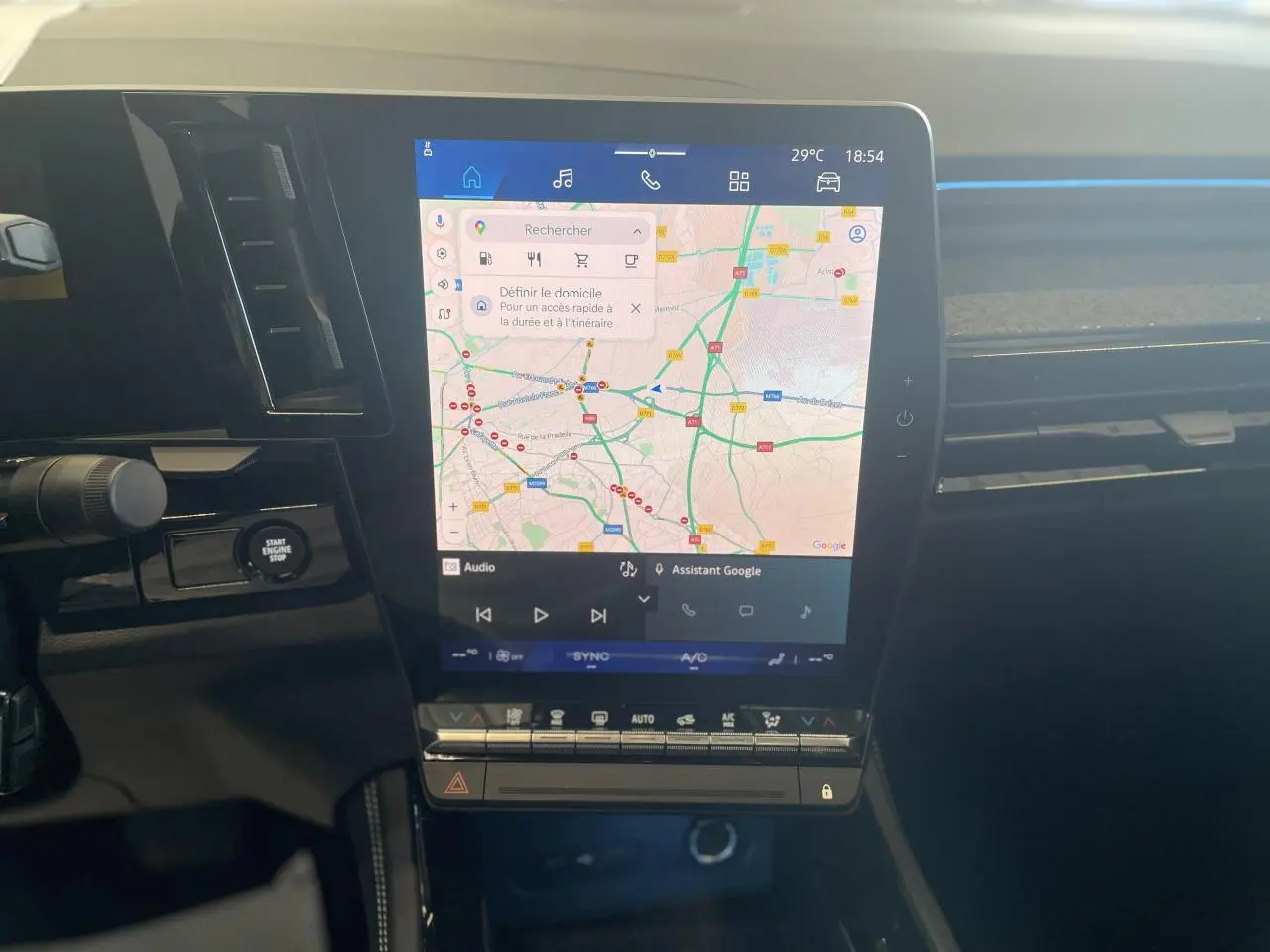 Vue rapprochée de l’écran tactile central affichant la navigation dans l’habitacle noir du Renault Rafale 2025.