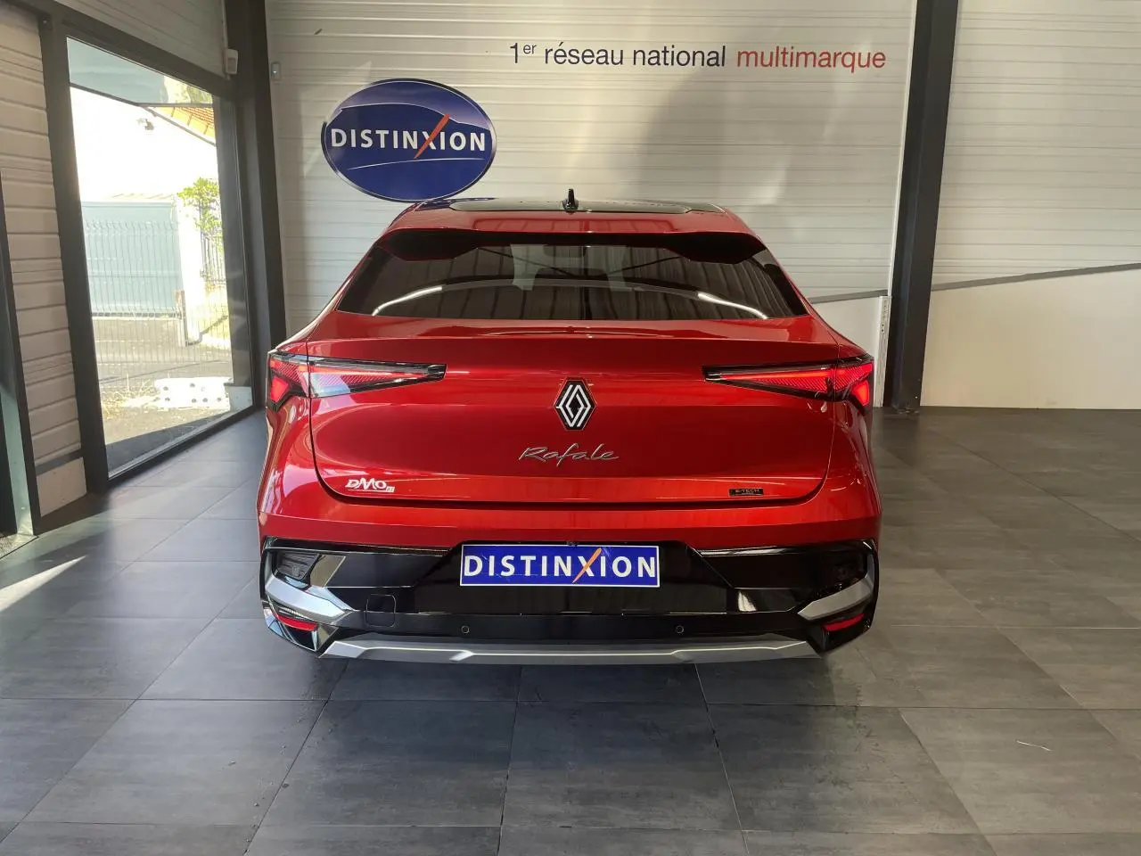 Vue arrière d'une Renault Rafale rouge avec toit noir, feux LED fins et logo Renault centré sur le hayon.