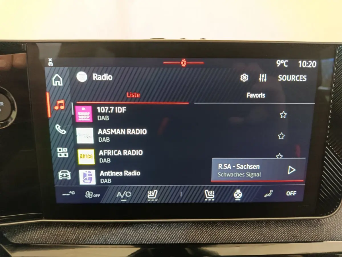 Écran tactile central du tableau de bord de la Renault R5 Techno 150 ch, affichant les stations radio DAB.
