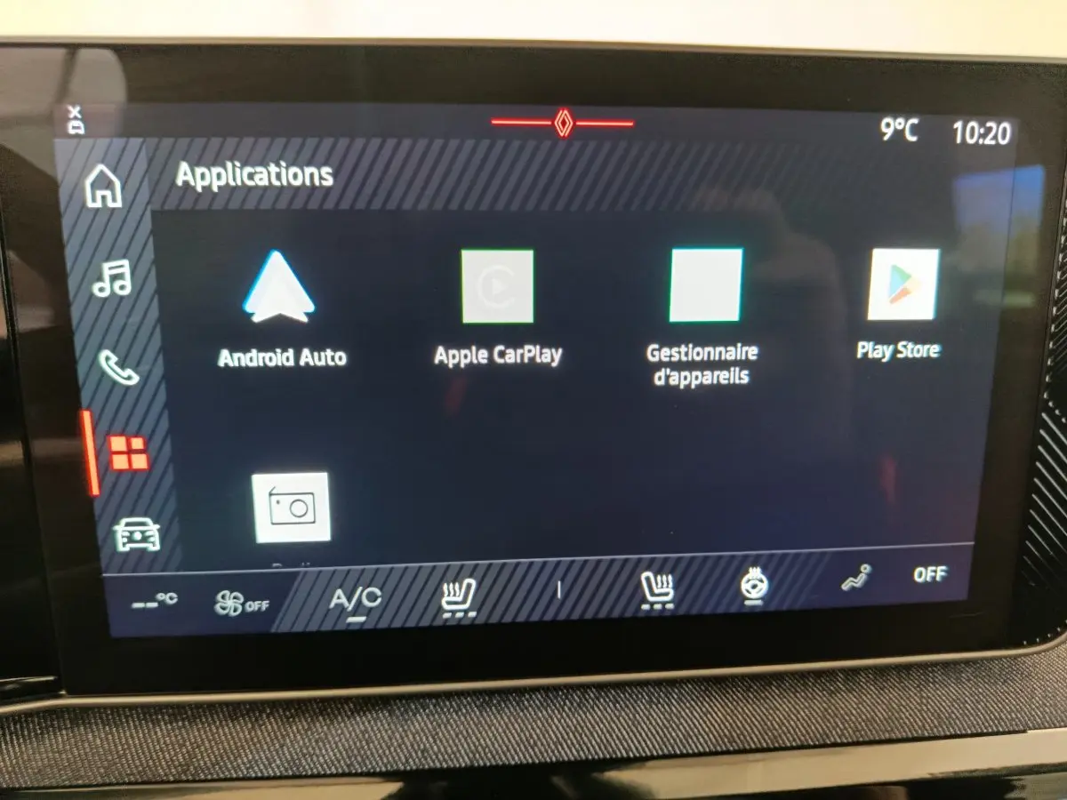 Écran tactile central de la Renault R5 Techno blanc 2025 affichant les applications Android Auto et Apple CarPlay.