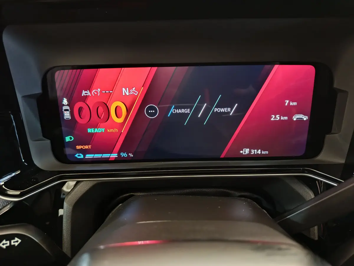 Tableau de bord numérique de la Renault R5 Techno 150 ch, affichage couleur avec indicateurs de charge et autonomie.