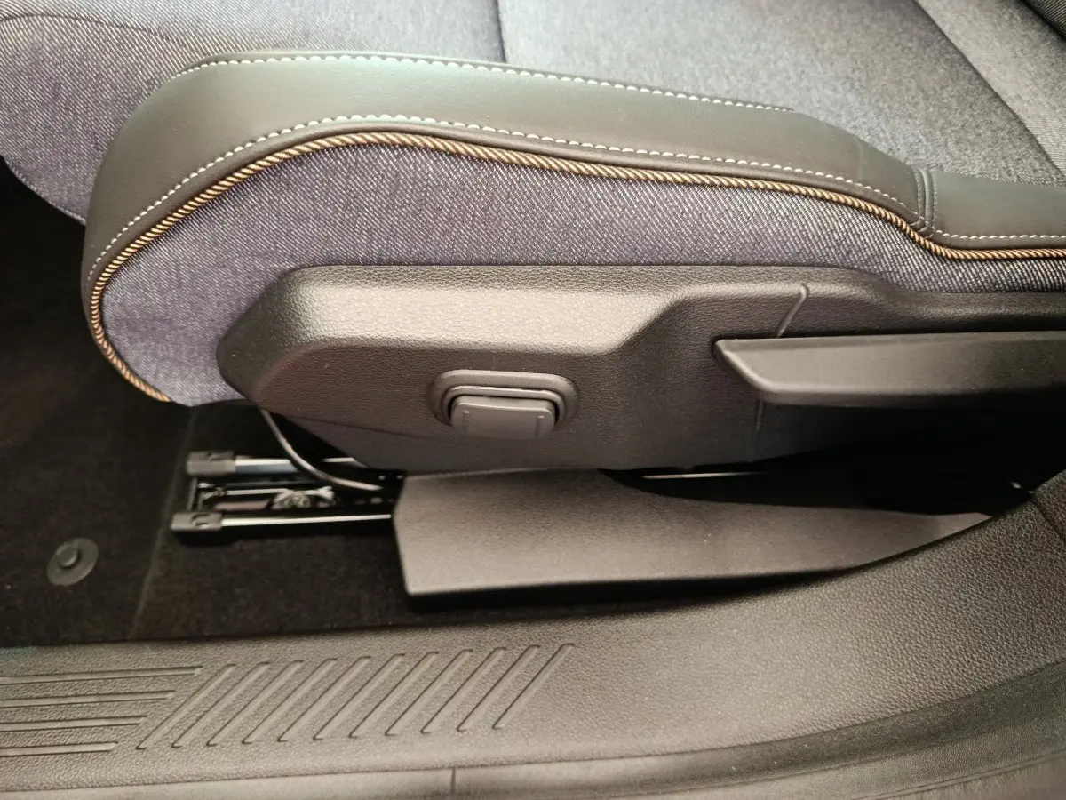 Détail du côté gauche de l'assise avant en tissu bleu avec surpiqûres contrastantes sur Renault R5 Techno 2025.