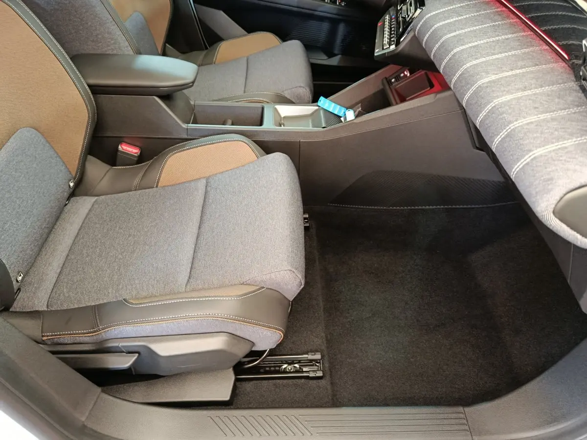 Vue intérieure côté droit des sièges avant et banquette arrière grise de la Renault R5 Techno 150 ch 2025.