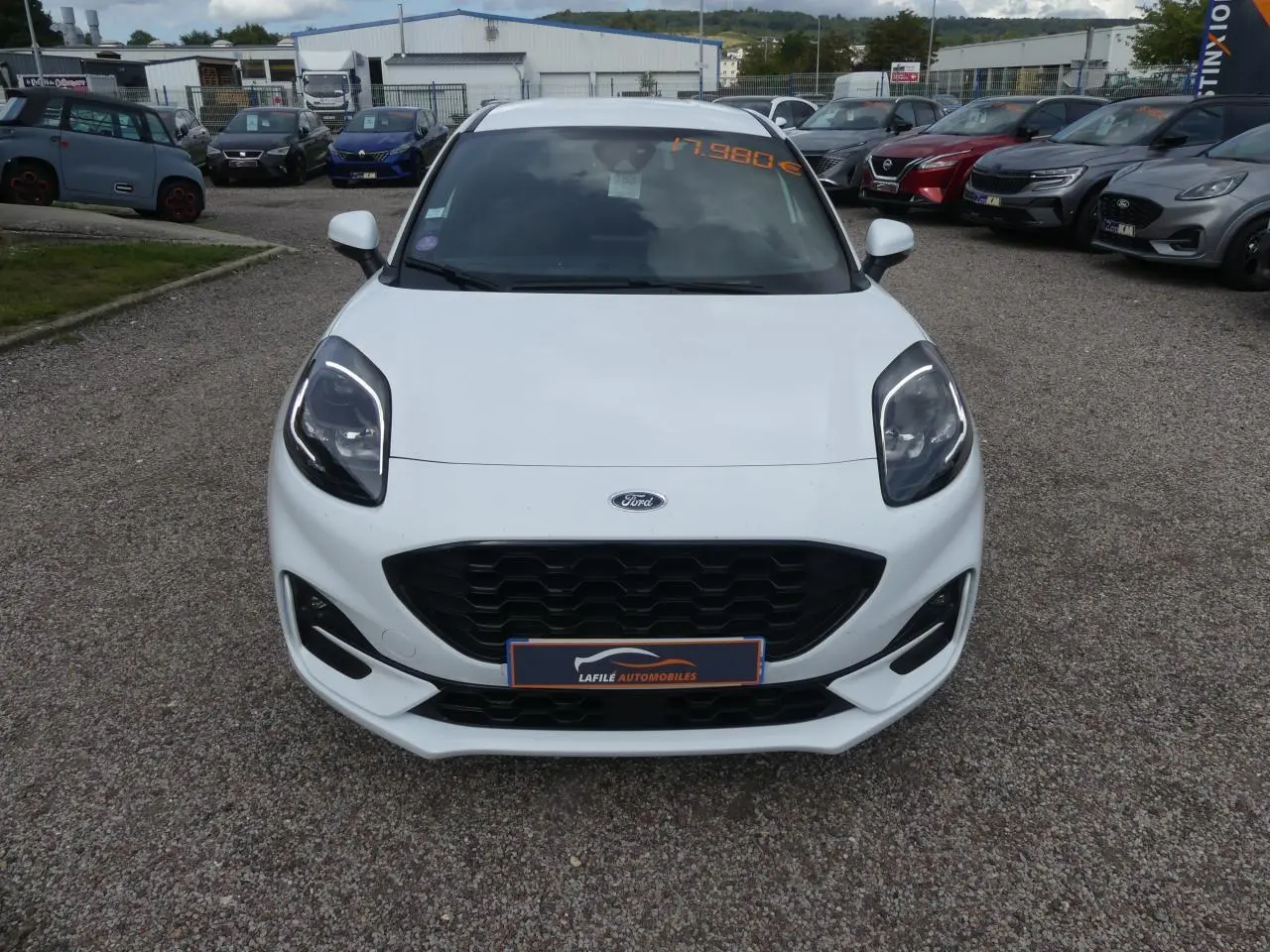 Vue avant d'une Ford Puma blanche ST Line avec calandre noire et phares LED, stationnée en extérieur.