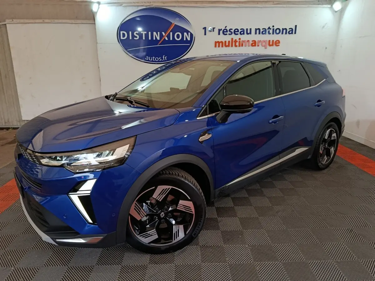 Vue 3/4 avant droite du Renault SYMBIOZ bleu 2025 avec jantes noires et détails de calandre modernes.