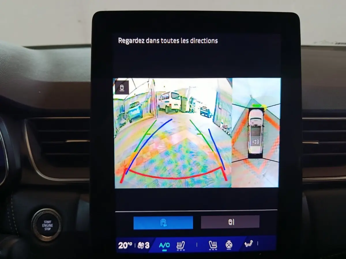 Écran tactile central affichant la caméra 360° d'aide au stationnement d'une Renault Symbioz bleu, vue intérieure.