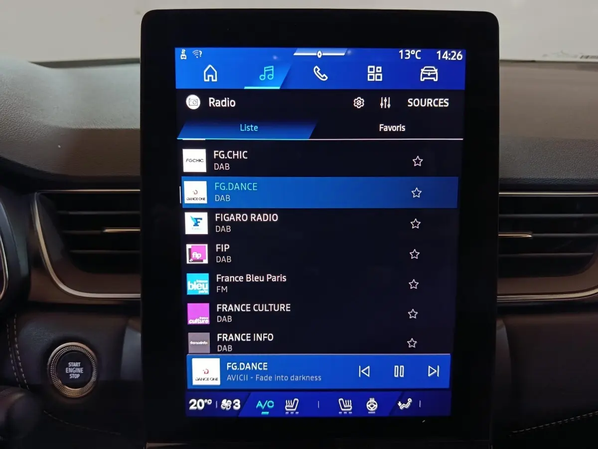 Gros plan sur l’écran tactile central du tableau de bord du Renault Symbioz bleu, affichant la liste des radios numériques.