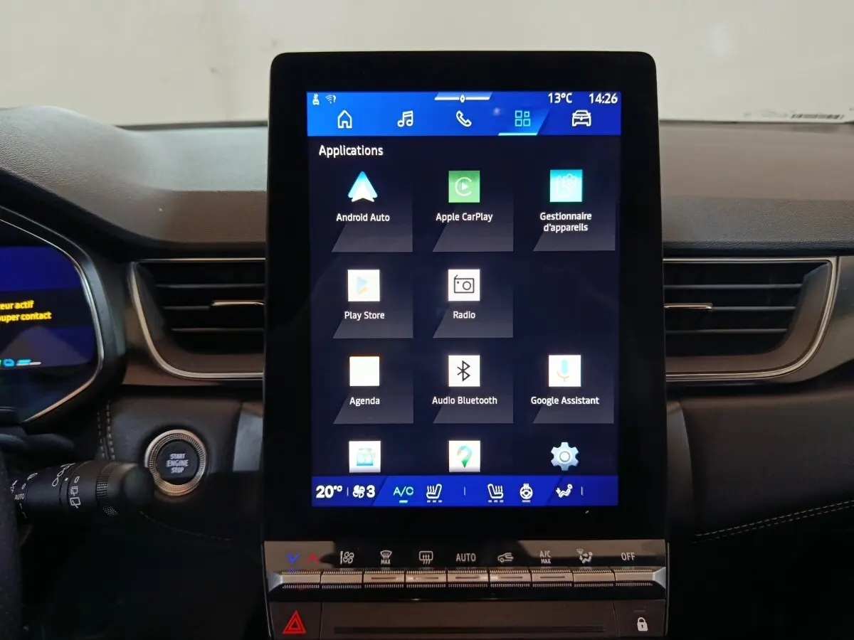 Vue intérieure centrée sur l'écran tactile vertical du tableau de bord de la Renault Symbioz bleu, affichant les applications connectées.