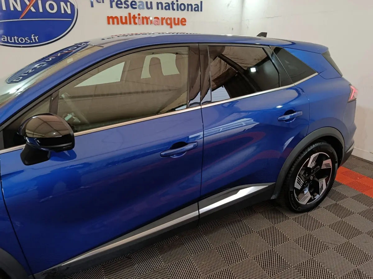 Vue latérale droite du Renault SYMBIOZ bleu 2025 avec jantes noires et détails chromés sous les portes.