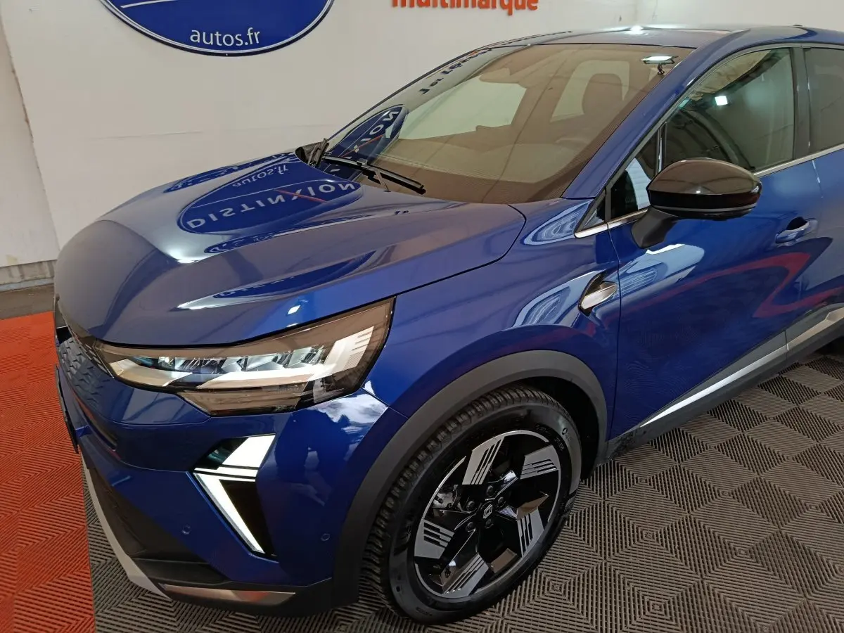 Vue 3/4 avant droit de la Renault SYMBIOZ bleu avec phares LED et jantes au design futuriste.