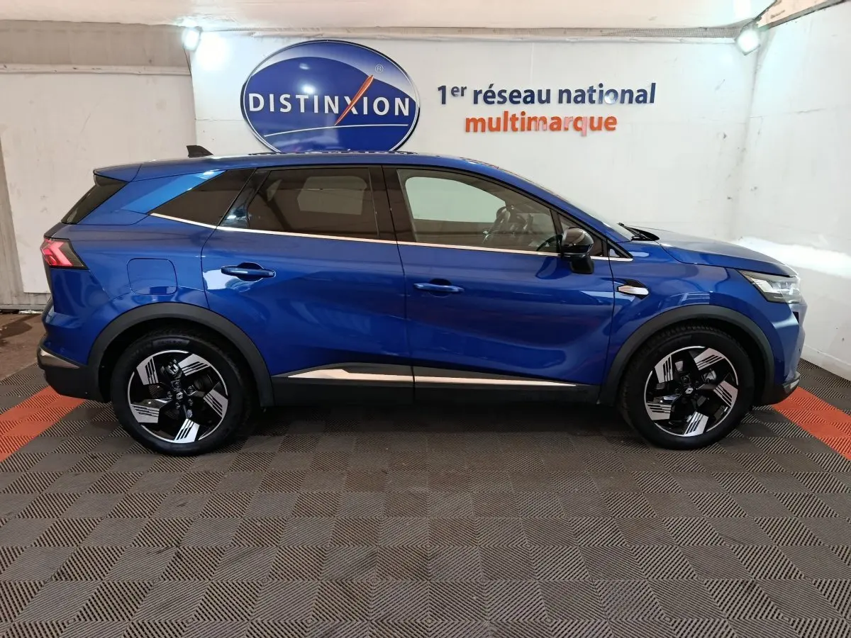 Vue de profil côté gauche du Renault Symbioz bleu 2025 avec jantes modernes et toit noir contrastant.