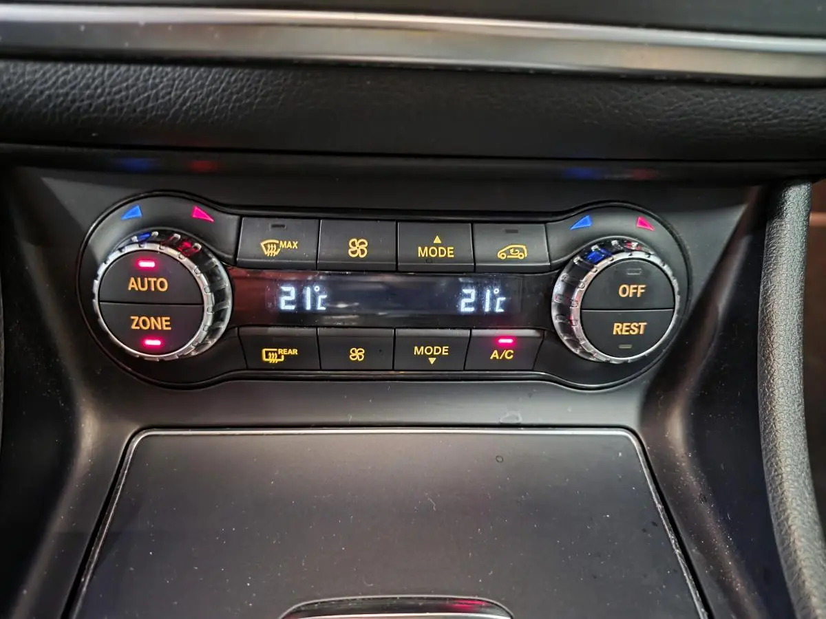 Panneau de commande de la climatisation automatique bi-zone du Mercedes GLA 220 d blanc, vue rapprochée intérieure.