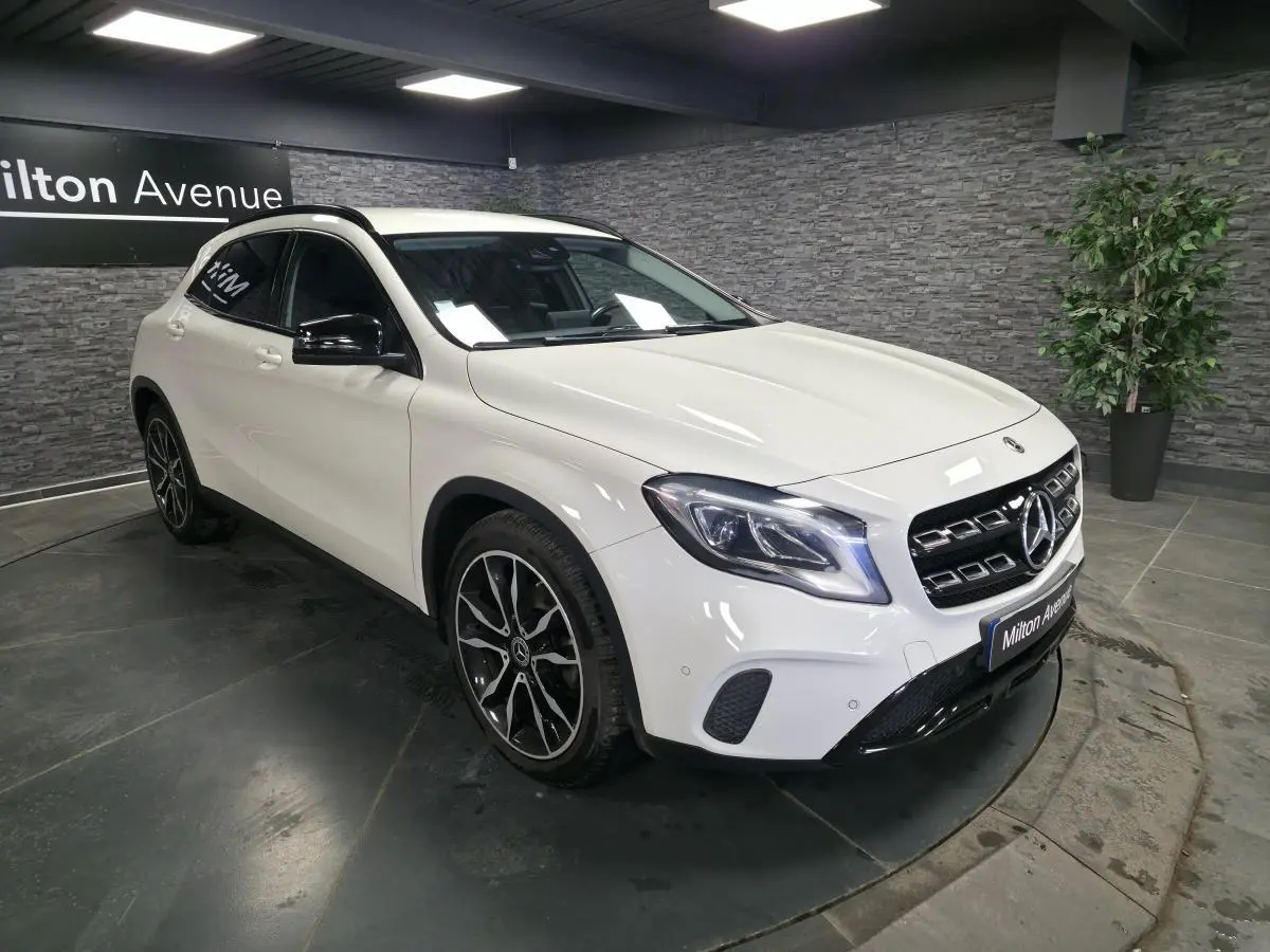 Mercedes GLA 220 d blanc en 3/4 avant droit, avec jantes alliage noires et rétroviseurs noirs brillants.
