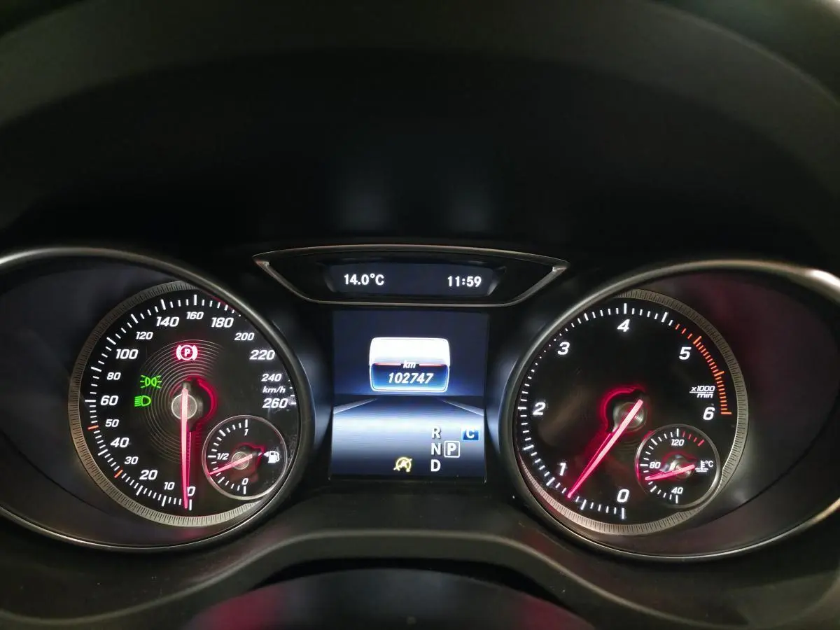 Vue rapprochée du tableau de bord du Mercedes GLA 220 d 2017, affichant le compteur et l'odomètre numérique.