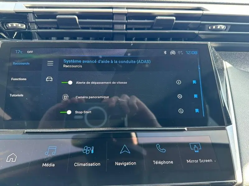 Écran tactile central de la Peugeot 308 bleu, affichant le menu d’aide à la conduite ADAS en intérieur.