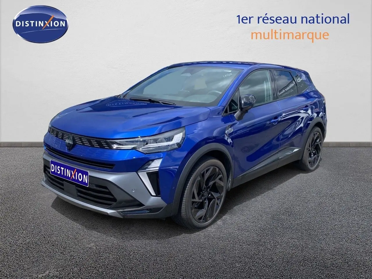Renault Symbioz E-Tech Full Hybrid 145ch Esprit Alpine en bleu Iron Metal, vue 3/4 avant droit avec jantes noires.