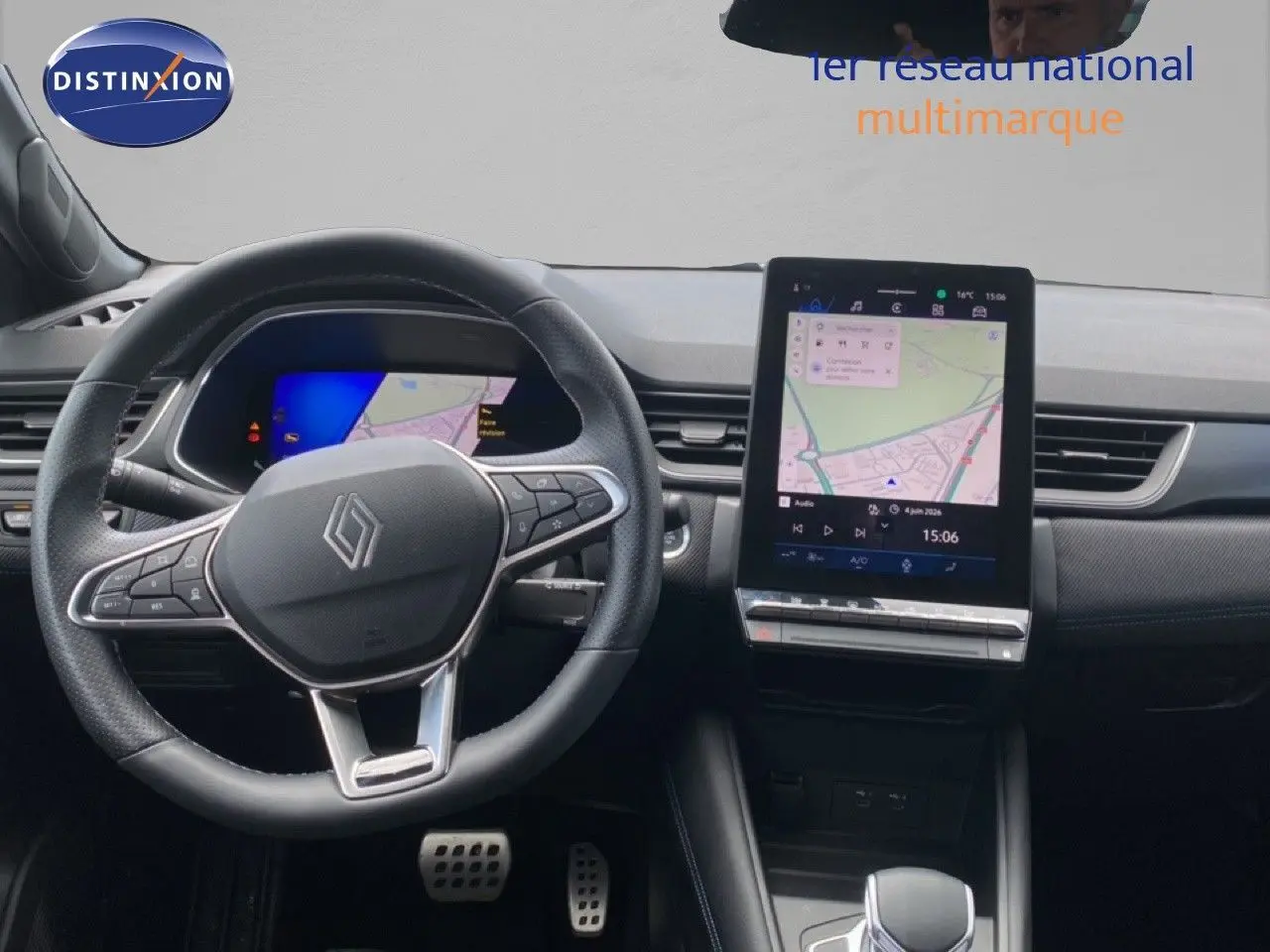 Vue intérieure frontale du tableau de bord de la Renault Symbioz E-Tech Full Hybrid 2025 avec écran tactile central et volant cuir noir.
