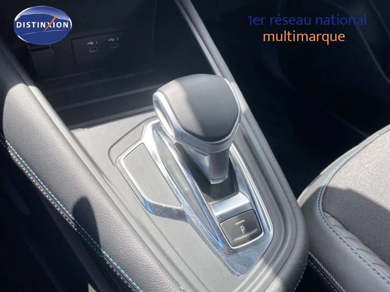 Gros plan sur la commande de boîte automatique du Renault Symbioz 2025, finition Esprit Alpine avec surpiqûres bleues.